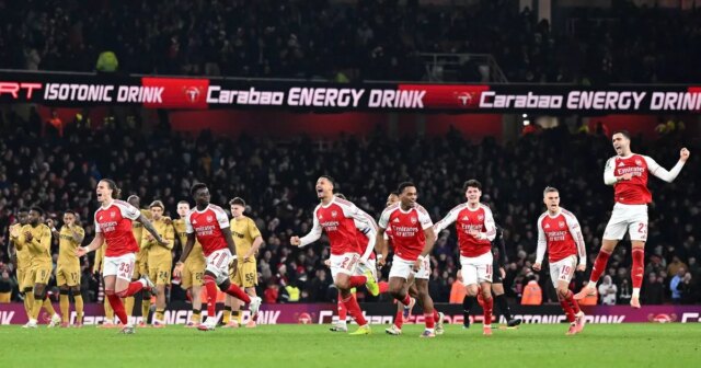 LONDÝN, ANGLICKO - 23. DECEMBRA: Hráči Arsenalu oslavujú po víťazstve v penaltovom rozstrele počas štvrťfinále Carabao Cupu medzi Arsenalom a Crystal Palace na Emirates Stadium 23. decembra 2025 v Londýne v Anglicku. (Foto: Stuart MacFarlane/Arsenal FC cez Getty Images)