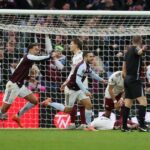 BIRMINGHAM, ANGLICKO - 6. DECEMBER: Emi Buendia z Aston Villy (R) oslavuje druhý gól svojho tímu so spoluhráčom Morganom Rogersom (C) a Boubacarom Kamarom (L), keď hráči Arsenalu vyzerajú skľúčene počas zápasu Premier League medzi Aston Villou a Arsenalom vo Villa Parku 6. decembra 2025 v Birminghame. (Foto: Alex Pantling/Getty Images)