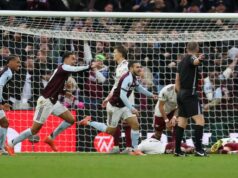 Hodnotenie hráčov Arsenalu vs Aston Villa: Dve 4/10 utrpeli srdcervúcu stratu BIRMINGHAM, ANGLICKO - 6. DECEMBER: Emi Buendia z Aston Villy (R) oslavuje druhý gól svojho tímu so spoluhráčom Morganom Rogersom (C) a Boubacarom Kamarom (L), keď hráči Arsenalu vyzerajú skľúčene počas zápasu Premier League medzi Aston Villou a Arsenalom vo Villa Parku 6. decembra 2025 v Birminghame. (Foto: Alex Pantling/Getty Images)