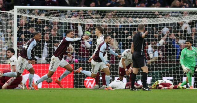 Hodnotenie hráčov Arsenalu vs Aston Villa: Dve 4/10 utrpeli srdcervúcu BIRMINGHAM, ANGLICKO - 6. DECEMBER: Emi Buendia z Aston Villy (R) oslavuje druhý gól svojho tímu so spoluhráčom Morganom Rogersom (C) a Boubacarom Kamarom (L), keď hráči Arsenalu vyzerajú skľúčene počas zápasu Premier League medzi Aston Villou a Arsenalom vo Villa Parku 6. decembra 2025 v Birminghame. (Foto: Alex Pantling/Getty Images)