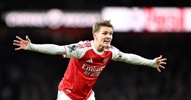 LONDÝN, ANGLICKO - 27. DECEMBRA: Martin Odegaard z Arsenalu gestikuluje počas zápasu Premier League medzi Arsenalom a Brighton & Hove Albion na Emirates Stadium 27. decembra 2025 v Londýne v Anglicku. (Foto: Stuart MacFarlane/Arsenal FC cez Getty Images)