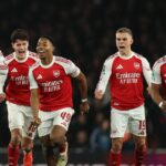 Francúzsky obranca Arsenalu č. 02 William Saliba (L), dánsky obranca Arsenalu č. 16 Christian Norgaard, anglický stredopoliar Arsenalu č. 49 Myles Lewis-Skelly, belgický stredopoliar Arsenalu č. 19 Leandro Trossard a holandský obranca Arsenalu č. 12 Jurrien Timber oslavujú víťazstvo vo štvrťfinále futbalového zápasu Arsenal English League medzi štadiónom Ar Emirate a Crystal Palace. v Londýne 23. decembra 2025. (Foto Adrian Dennis / AFP cez Getty Images) / OBMEDZENÉ NA REDAKČNÉ POUŽITIE. Nepoužívať s nepovolenými audio, video, dátami, súpiskami zápasov, klubovými/ligovými logami alebo „živými“ službami. Online použitie v zápase je obmedzené na 120 obrázkov. Ďalších 40 obrázkov môže byť použitých v predĺžení. Žiadna emulácia videa. Používanie sociálnych médií počas zápasu je obmedzené na 120 obrázkov. Ďalších 40 obrázkov môže byť použitých v predĺžení. Nepoužíva sa v stávkových publikáciách, hrách alebo publikáciách pre jednotlivé kluby/ligy/hráčov. /