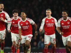 Hodnotenie hráčov Arsenalu vs Crystal Palace: 8/10 skala vo výhre Gunners Francúzsky obranca Arsenalu č. 02 William Saliba (L), dánsky obranca Arsenalu č. 16 Christian Norgaard, anglický stredopoliar Arsenalu č. 49 Myles Lewis-Skelly, belgický stredopoliar Arsenalu č. 19 Leandro Trossard a holandský obranca Arsenalu č. 12 Jurrien Timber oslavujú víťazstvo vo štvrťfinále futbalového zápasu Arsenal English League medzi štadiónom Ar Emirate a Crystal Palace. v Londýne 23. decembra 2025. (Foto Adrian Dennis / AFP cez Getty Images) / OBMEDZENÉ NA REDAKČNÉ POUŽITIE. Nepoužívať s nepovolenými audio, video, dátami, súpiskami zápasov, klubovými/ligovými logami alebo „živými“ službami. Online použitie v zápase je obmedzené na 120 obrázkov. Ďalších 40 obrázkov môže byť použitých v predĺžení. Žiadna emulácia videa. Používanie sociálnych médií počas zápasu je obmedzené na 120 obrázkov. Ďalších 40 obrázkov môže byť použitých v predĺžení. Nepoužíva sa v stávkových publikáciách, hrách alebo publikáciách pre jednotlivé kluby/ligy/hráčov. /