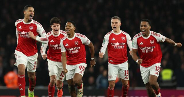 Francúzsky obranca Arsenalu č. 02 William Saliba (L), dánsky obranca Arsenalu č. 16 Christian Norgaard, anglický stredopoliar Arsenalu č. 49 Myles Lewis-Skelly, belgický stredopoliar Arsenalu č. 19 Leandro Trossard a holandský obranca Arsenalu č. 12 Jurrien Timber oslavujú víťazstvo vo štvrťfinále futbalového zápasu Arsenal English League medzi štadiónom Ar Emirate a Crystal Palace. v Londýne 23. decembra 2025. (Foto Adrian Dennis / AFP cez Getty Images) / OBMEDZENÉ NA REDAKČNÉ POUŽITIE. Nepoužívať s nepovolenými audio, video, dátami, súpiskami zápasov, klubovými/ligovými logami alebo „živými“ službami. Online použitie v zápase je obmedzené na 120 obrázkov. Ďalších 40 obrázkov môže byť použitých v predĺžení. Žiadna emulácia videa. Používanie sociálnych médií počas zápasu je obmedzené na 120 obrázkov. Ďalších 40 obrázkov môže byť použitých v predĺžení. Nepoužíva sa v stávkových publikáciách, hrách alebo publikáciách pre jednotlivé kluby/ligy/hráčov. / 