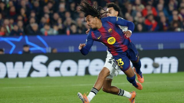 Hodnotenie hráčov Barcelony proti Eintrachtu Frankfurt Barcelona oslavuje druhý gól Koundeho.