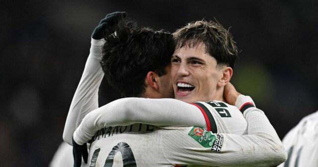 Alejandro Garnacho a Facundo Buonanotte