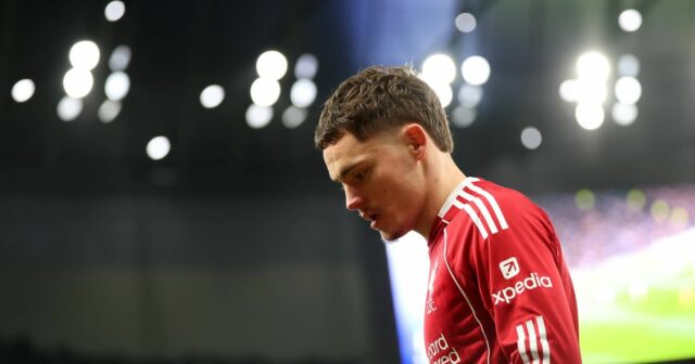 LONDÝN, ANGLICKO – 20. DECEMBRA: (VYCHÁDZA SLNKO, VONKA SLNKO) Florian Wirtz z Liverpoolu sa prizerá počas zápasu Premier League medzi Tottenhamom Hotspur a Liverpoolom na štadióne Tottenham Hotspur 20. decembra 2025 v Londýne v Anglicku. (Foto Liverpool FC/Liverpool FC cez Getty Images)