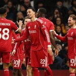 Hugo Ekitike z Liverpoolu oslavuje druhý gól svojho tímu so spoluhráčom Ryanom Gravenberchom počas zápasu Premier League medzi Tottenhamom Hotspur a Liverpoolom na štadióne Tottenham Hotspur 20. decembra 2025 v Londýne v Anglicku.