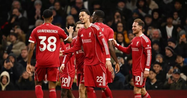 Hugo Ekitike z Liverpoolu oslavuje druhý gól svojho tímu so spoluhráčom Ryanom Gravenberchom počas zápasu Premier League medzi Tottenhamom Hotspur a Liverpoolom na štadióne Tottenham Hotspur 20. decembra 2025 v Londýne v Anglicku. 