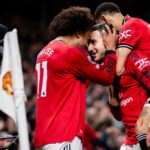 Diogo Dalot z Manchestru United oslavuje strelenie prvého gólu svojich tímov so spoluhráčom Joshuom Zirkzeem počas zápasu Premier League medzi Manchestrom United a West Hamom United na Old Trafford 4. decembra 2025 v Manchestri v Anglicku.