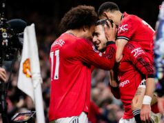 Hodnotenie hráčov Man Utd ako 4/10 flop sklamalo počas neskorého žrebovania proti West Hamu Diogo Dalot z Manchestru United oslavuje strelenie prvého gólu svojich tímov so spoluhráčom Joshuom Zirkzeem počas zápasu Premier League medzi Manchestrom United a West Hamom United na Old Trafford 4. decembra 2025 v Manchestri v Anglicku.