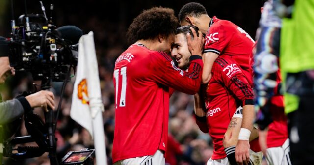 Diogo Dalot z Manchestru United oslavuje strelenie prvého gólu svojich tímov so spoluhráčom Joshuom Zirkzeem počas zápasu Premier League medzi Manchestrom United a West Hamom United na Old Trafford 4. decembra 2025 v Manchestri v Anglicku. 