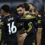 Portugalský stredopoliar Manchestru United #08 Bruno Fernandes (C) oslavuje strelenie štvrtého gólu tímu počas futbalového zápasu anglickej Premier League medzi Wolverhampton Wanderers a Manchester United na štadióne Molineux vo Wolverhamptone v strednom Anglicku 8. decembra 2025.