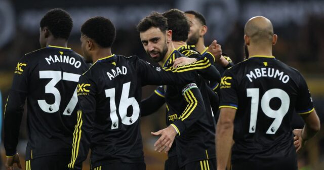 Hodnotenie hráčov Man Utd verzus Wolves ako jedna hviezda produkuje Portugalský stredopoliar Manchestru United #08 Bruno Fernandes (C) oslavuje strelenie štvrtého gólu tímu počas futbalového zápasu anglickej Premier League medzi Wolverhampton Wanderers a Manchester United na štadióne Molineux vo Wolverhamptone v strednom Anglicku 8. decembra 2025.