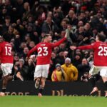 MANCHESTER, ANGLICKO – 26. DECEMBRA: Patrick Dorgu z Manchestru United (2. L) oslavuje so spoluhráčmi (LR) Diogom Dalotom, Lukeom Shawom, Manuelom Ugartem a Aydenom Heavenom po strelení prvého gólu svojho tímu počas zápasu Premier League medzi Manchestrom United a Newcastlom United na Old Trafford 2. decembra 256 v Anglicku. (Foto: Carl Recine/Getty Images)