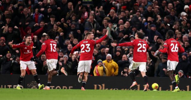 MANCHESTER, ANGLICKO – 26. DECEMBRA: Patrick Dorgu z Manchestru United (2. L) oslavuje so spoluhráčmi (LR) Diogom Dalotom, Lukeom Shawom, Manuelom Ugartem a Aydenom Heavenom po strelení prvého gólu svojho tímu počas zápasu Premier League medzi Manchestrom United a Newcastlom United na Old Trafford 2. decembra 256 v Anglicku. (Foto: Carl Recine/Getty Images)