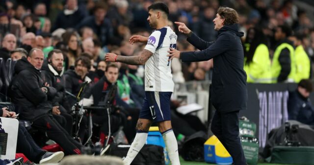 Cristian Romero odchádza z ihriska po tom, čo dostal druhú žltú kartu počas zápasu Premier League medzi Tottenhamom Hotspur a Liverpoolom 