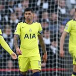 Xavi Simons a Cristian Romero vyzerajú skleslo po inkasovaní druhého gólu, ktorý strelil Callum Hudson-Odoi počas zápasu Premier League medzi Nottingham Forest a Tottenham Hotspur.