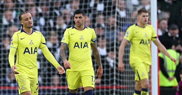 Hodnotenie hráčov Tottenhamu vs Nottingham Forest - Kudus, Richarlison a Xavi Simons a Cristian Romero vyzerajú skleslo po inkasovaní druhého gólu, ktorý strelil Callum Hudson-Odoi počas zápasu Premier League medzi Nottingham Forest a Tottenham Hotspur.