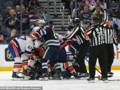 Hokejová hviezda zaútočí na súpera so svojou palicou a rozpúta obrovskú bitku v divokej strednej hre V nedeľňajšom zápase New York Islanders a Columbusu Blue Jackets vypukla masívna bitka