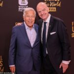 Prezident FIFA Gianni Infantino sa 5. decembra odfotil s majiteľom New England Patriots Robertom Kraftom (vľavo) v Centre múzických umení Johna F. Kennedyho.