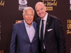 Holdingová spoločnosť majiteľa Patriots Roberta Krafta investuje do mexického futbalového giganta a národného štadióna krajiny Prezident FIFA Gianni Infantino sa 5. decembra odfotil s majiteľom New England Patriots Robertom Kraftom (vľavo) v Centre múzických umení Johna F. Kennedyho.