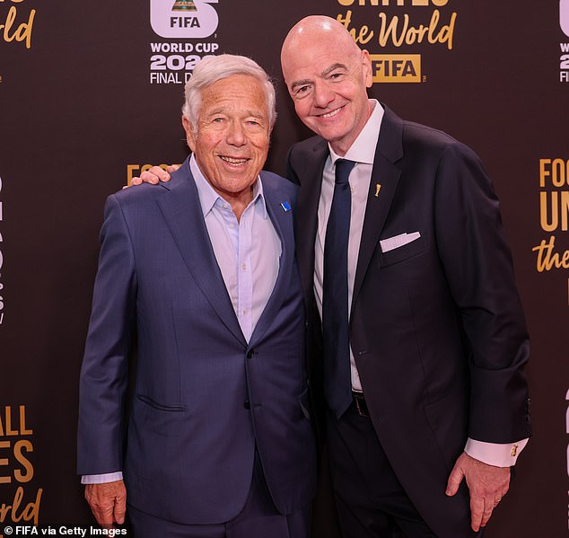 Holdingová spoločnosť majiteľa Patriots Roberta Krafta investuje do mexického futbalového Prezident FIFA Gianni Infantino sa 5. decembra odfotil s majiteľom New England Patriots Robertom Kraftom (vľavo) v Centre múzických umení Johna F. Kennedyho.