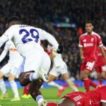 Ibrahima Konate fauluje Wilfrieda Gnonta