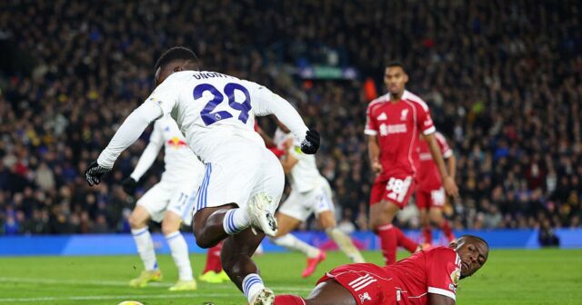 Ibrahima Konate fauluje Wilfrieda Gnonta