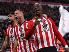 Hráč Sunderlandu mieri brutálnou správou z Newcastlu po tom, čo poslal Dana Burna do nemocnice Nordi Mukiele oslavuje gól tímov počas zápasu Premier League medzi Sunderlandom a Newcastlom United na Stadium of Light.