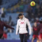 LEEDS, ANGLICKO - 6. DECEMBRA: Mohamed Salah z Liverpoolu sa pozerá počas rozcvičky pred zápasom Premier League medzi Leedsom United a Liverpoolom na Elland Road 6. decembra 2025 v anglickom Leedse. (Foto: Alex Livesey/Getty Images)