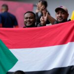 Sudánsky Abo Eisa kontroluje loptu počas futbalového zápasu Afrického pohára národov skupiny E medzi Alžírskom a Sudánom v Rabate, Maroko, v stredu 24. decembra 2025. (AP Photo/Mosa'ab Elshamy) (Copyright 2025 The Associated Press. Všetky práva vyhradené)