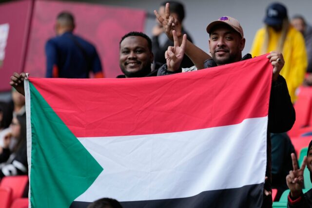 Sudánsky Abo Eisa kontroluje loptu počas futbalového zápasu Afrického pohára národov skupiny E medzi Alžírskom a Sudánom v Rabate, Maroko, v stredu 24. decembra 2025. (AP Photo/Mosa'ab Elshamy) (Copyright 2025 The Associated Press. Všetky práva vyhradené)