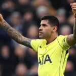 Cristian Romero oslavuje pre Spurs.