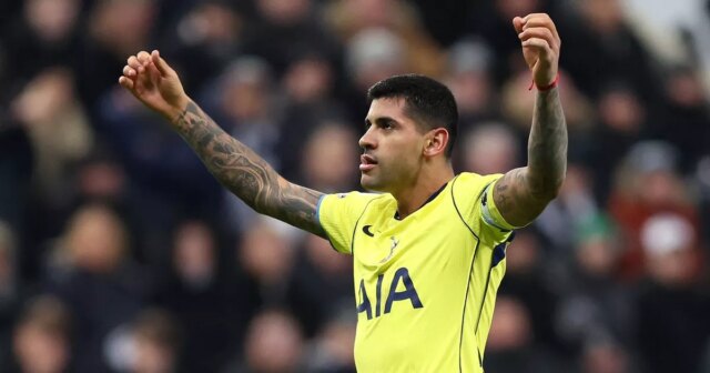 Hrdina Tottenhamu Cristian Romero nemôže nereagovať na „hanebný“ výbuch Ria Cristian Romero oslavuje pre Spurs.