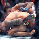 Joshua Van kontroluje zraneného Alexandra Pantoju na UFC 323 (Getty Images)