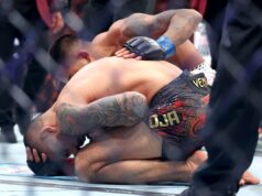 Hrozné zranenie, ktoré rozdelilo UFC a vyvolalo nepríjemnú otázku Joshua Van kontroluje zraneného Alexandra Pantoju na UFC 323 (Getty Images)