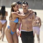 Grace Hayden je vo vzťahu na diaľku s partnerom Wilsonom Stathamom a dvojica si spolu vynahradila stratený čas, keď v nedeľu narazili na pláž Bronte v Sydney (na obrázku)