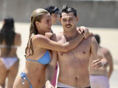 Hurá na telo! Kriketová moderátorka Grace Hayden predvádza svoju čeľusť padajúcu postavu na pláži s priateľom z veľmi bohatej rodiny Grace Hayden je vo vzťahu na diaľku s partnerom Wilsonom Stathamom a dvojica si spolu vynahradila stratený čas, keď v nedeľu narazili na pláž Bronte v Sydney (na obrázku)