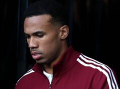 Hviezda Arsenalu Gabriel Magalhaes pri prerušení zápasu v „zúrivom prepade“. Londýn, Veľká Británia – 21. októbra: Gabriel z Arsenalu FC sa pozerá na zápas fázy MD3 Ligy majstrov UEFA 2025/26 medzi Arsenal FC a Atletico de Madrid na štadióne Arsenal 21. októbra 2025 v Londýne v Spojenom kráľovstve. (Foto: Vince Mignott/DeFodi Images/DeFodi cez Getty Images)