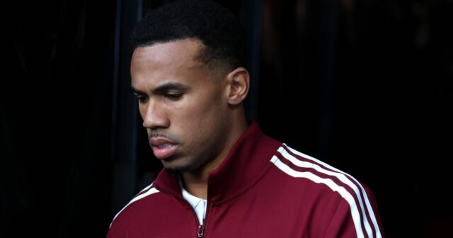 Hviezda Arsenalu Gabriel Magalhaes pri prerušení zápasu v „zúrivom prepade“. Londýn, Veľká Británia – 21. októbra: Gabriel z Arsenalu FC sa pozerá na zápas fázy MD3 Ligy majstrov UEFA 2025/26 medzi Arsenal FC a Atletico de Madrid na štadióne Arsenal 21. októbra 2025 v Londýne v Spojenom kráľovstve. (Foto: Vince Mignott/DeFodi Images/DeFodi cez Getty Images)