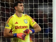 Hviezda Arsenalu trolluje dvoch hráčov Aston Villy, zatiaľ čo Emiliano Martinez trpko uštkne rozhodcu Emiliano Martinez
