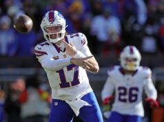 Hviezda Bills QB Josh Allen (noha) sedí v sprievodcovi Syndikácia: Akron Beacon Journal