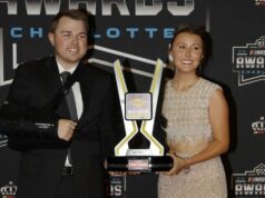 Hviezda FRM Layne Riggs napísala srdečnú poznámku po víťazstve v Breakout Driver of the Year na Grand Bash Nationals Layne Riggs po pretekoch NASCAR Truck Series na Bristol Motor Speedway. Zdroj: Getty