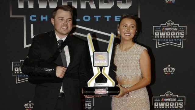 Hviezda FRM Layne Riggs napísala srdečnú poznámku po víťazstve v Layne Riggs po pretekoch NASCAR Truck Series na Bristol Motor Speedway. Zdroj: Getty