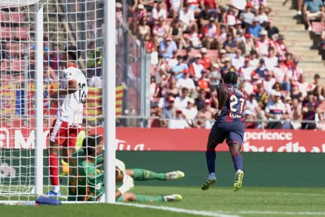 Hviezda La Ligy predbehla Juliána Álvareza v hľadáčiku útočníka Barcelony
