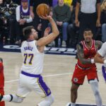 Hviezda Lakers Luka Doncic utrpela proti Clippers zranenie nohy