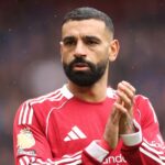 Mohamed Salah z Liverpoolu sa rozcvičuje pred výkopom pred zápasom Premier League na londýnskom štadióne