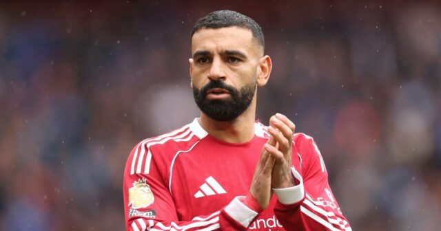 Mohamed Salah z Liverpoolu sa rozcvičuje pred výkopom pred zápasom Premier League na londýnskom štadióne