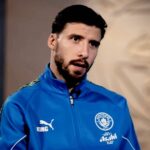 Španielsky manažér Manchestru City Pep Guardiola (L) žartuje s portugalským obrancom Manchestru City #03 Rubenom Diasom po zápase anglickej Premier League medzi Manchestrom City a Sunderlandom na Etihad Stadium v ​​Manchestri v severozápadnom Anglicku 6. decembra 2025. Manchester City vyhral zápas 3:0. (Foto: Darren Staples / AFP cez Getty Images) / OBMEDZENÉ NA REDAKČNÉ POUŽITIE. Nepoužívať s nepovolenými audio, video, dátami, súpiskami zápasov, klubovými/ligovými logami alebo „živými“ službami. Online použitie v zápase je obmedzené na 120 obrázkov. Ďalších 40 obrázkov môže byť použitých v predĺžení. Žiadna emulácia videa. Používanie sociálnych médií počas zápasu je obmedzené na 120 obrázkov. Ďalších 40 obrázkov môže byť použitých v predĺžení. Nepoužíva sa v stávkových publikáciách, hrách alebo publikáciách pre jednotlivé kluby/ligy/hráčov. /